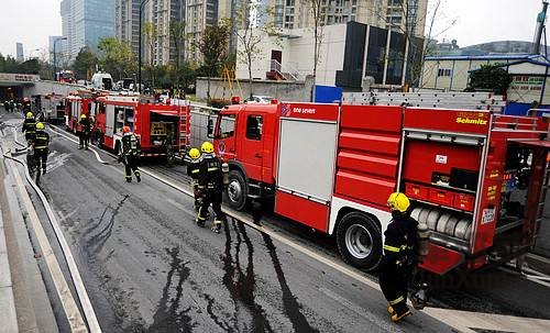 消防車出警被堵隧道百輛車讓道,消防安全備受重視 消防車出警被堵隧道百輛車讓道,消防安全備受重視