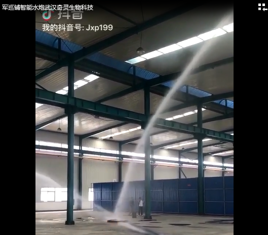 兩臺水炮噴水滅火 兩臺水炮噴水滅火